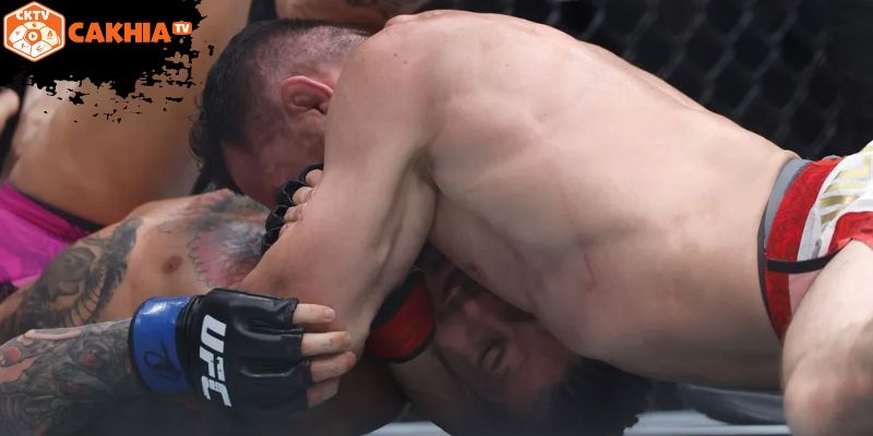 Từ pha siết cổ đến tranh cãi nóng bỏng trong giới MMA